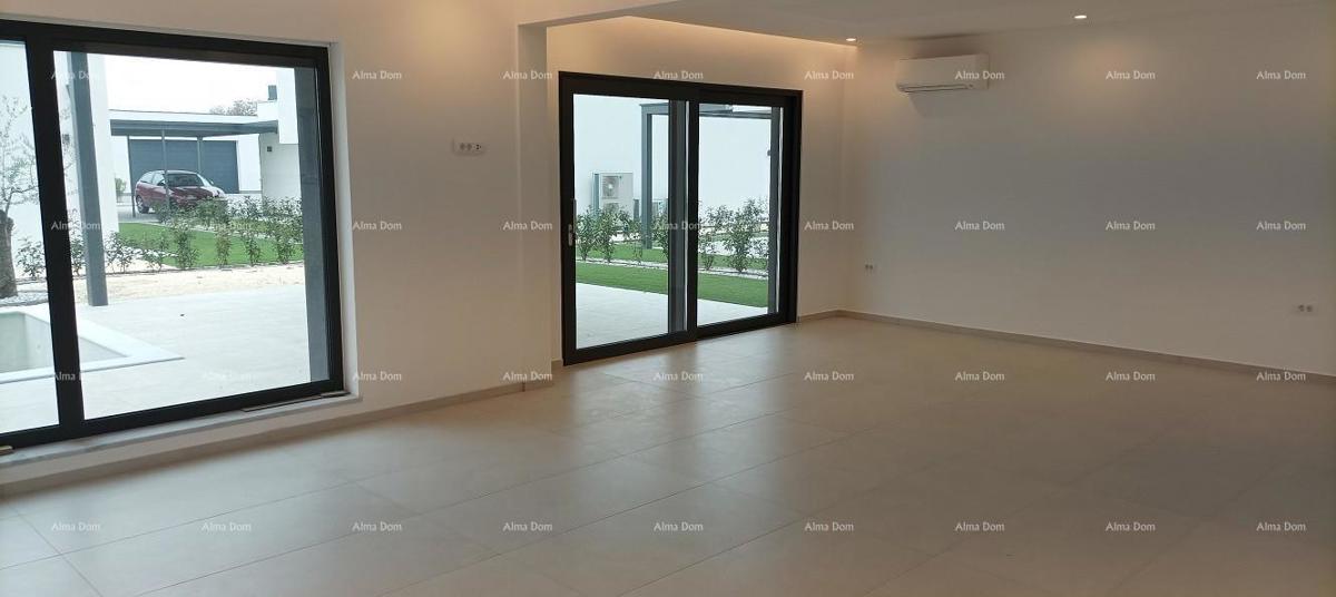 Moderna villa per le vacanze in un complesso chiuso con ville sulla costa del mare.