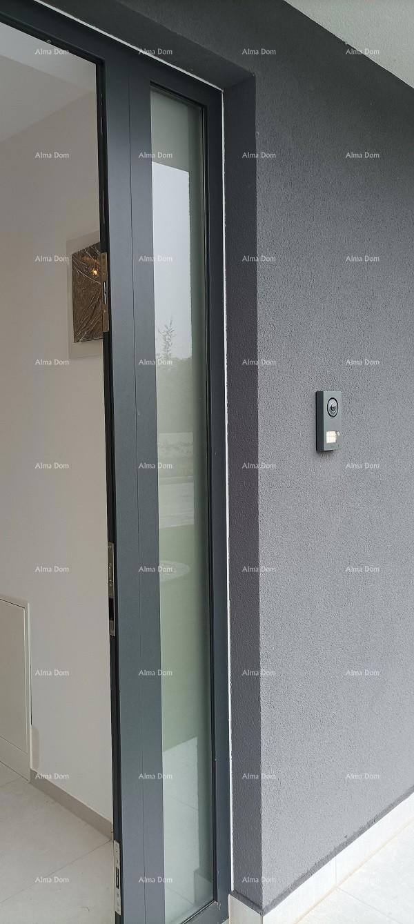 Moderna villa per le vacanze in un complesso chiuso con ville sulla costa del mare.