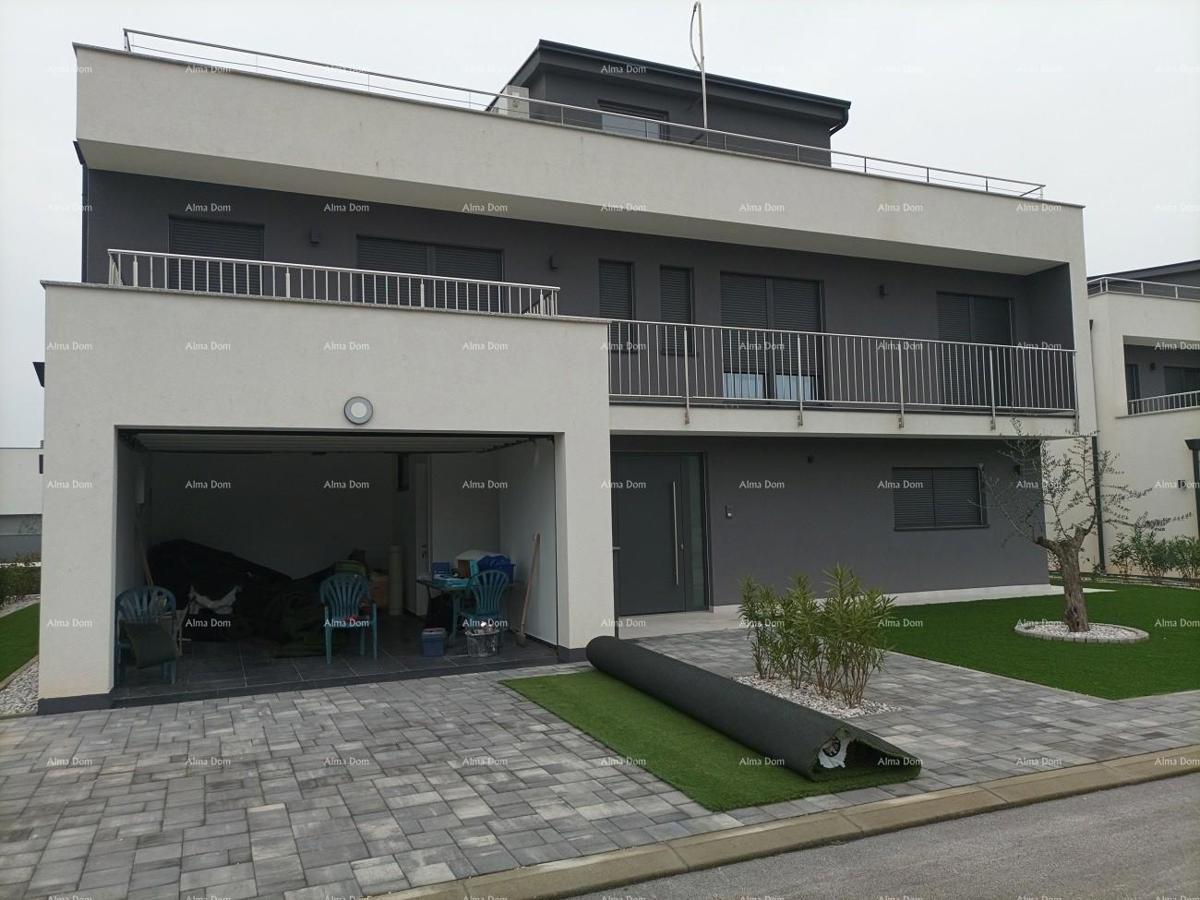 Moderna villa per le vacanze in un complesso chiuso con ville sulla costa del mare.