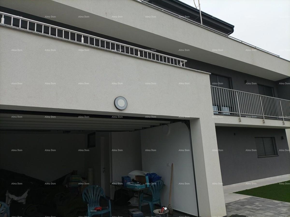 Moderna villa per le vacanze in un complesso chiuso con ville sulla costa del mare.