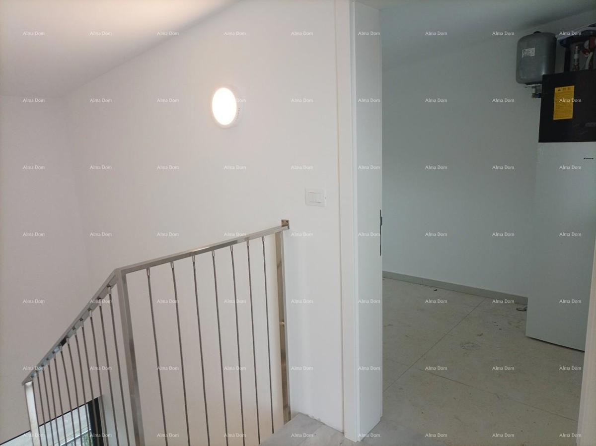 Moderna villa per le vacanze in un complesso chiuso con ville sulla costa del mare.