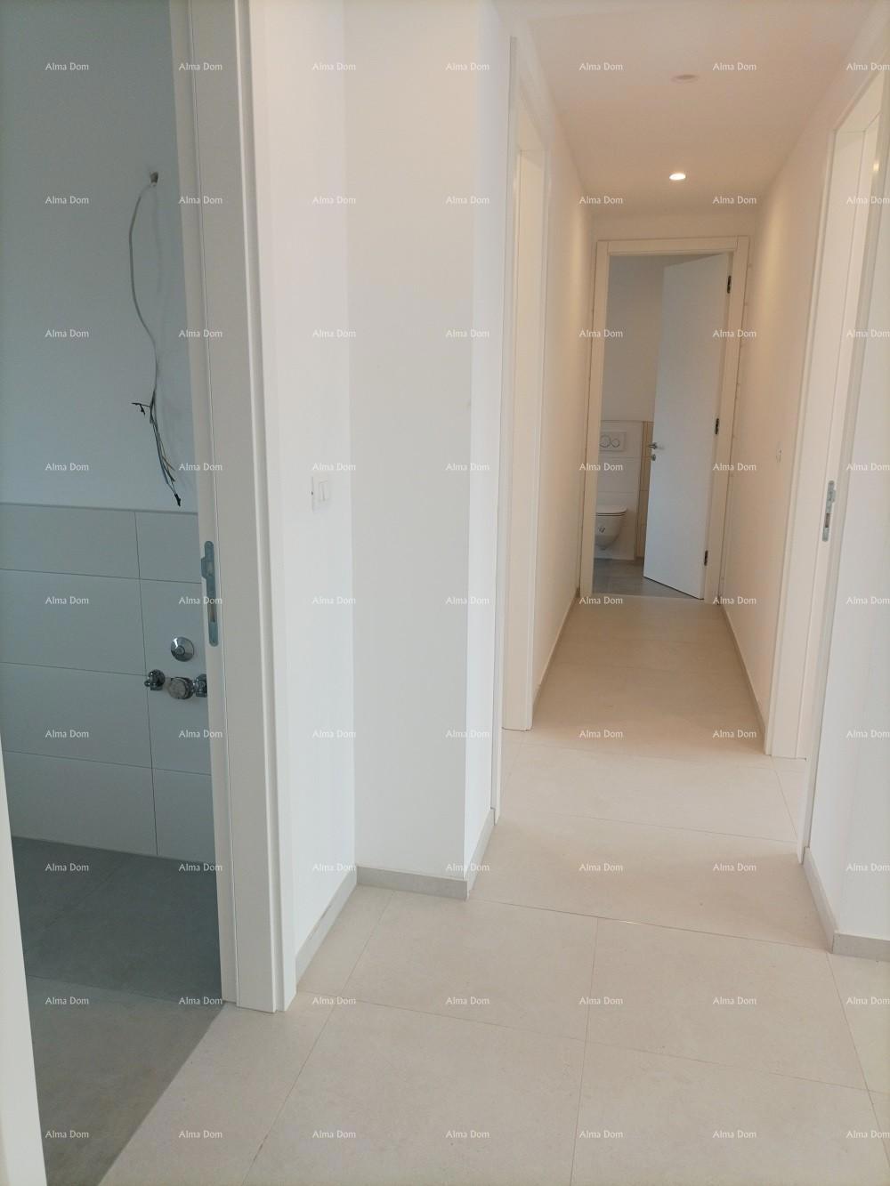 Moderna villa per le vacanze in un complesso chiuso con ville sulla costa del mare.