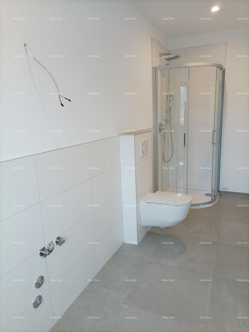 Moderna villa per le vacanze in un complesso chiuso con ville sulla costa del mare.