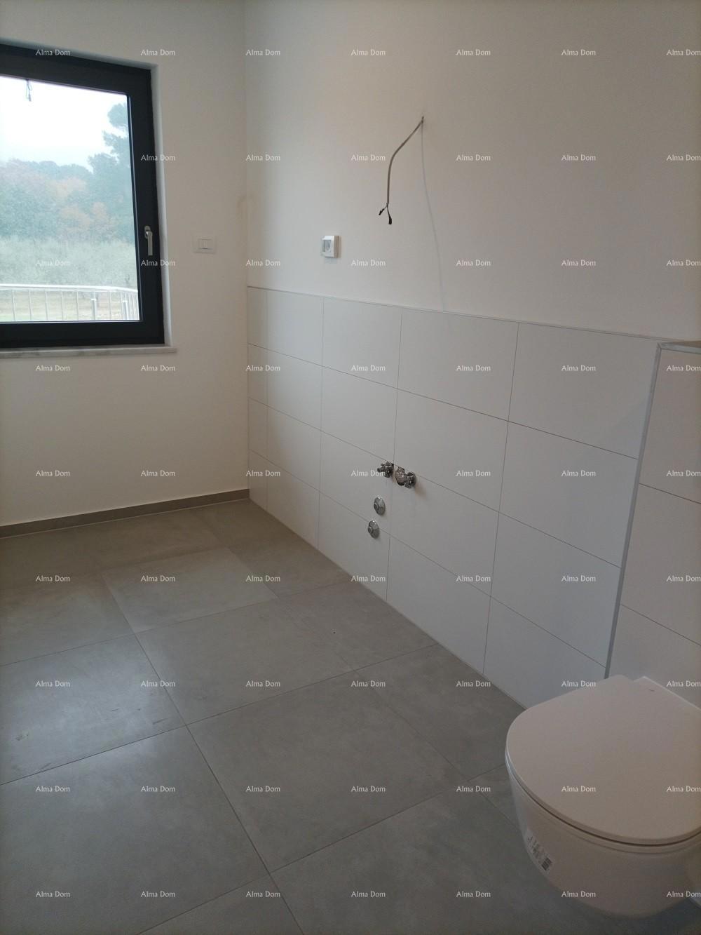 Moderna villa per le vacanze in un complesso chiuso con ville sulla costa del mare.