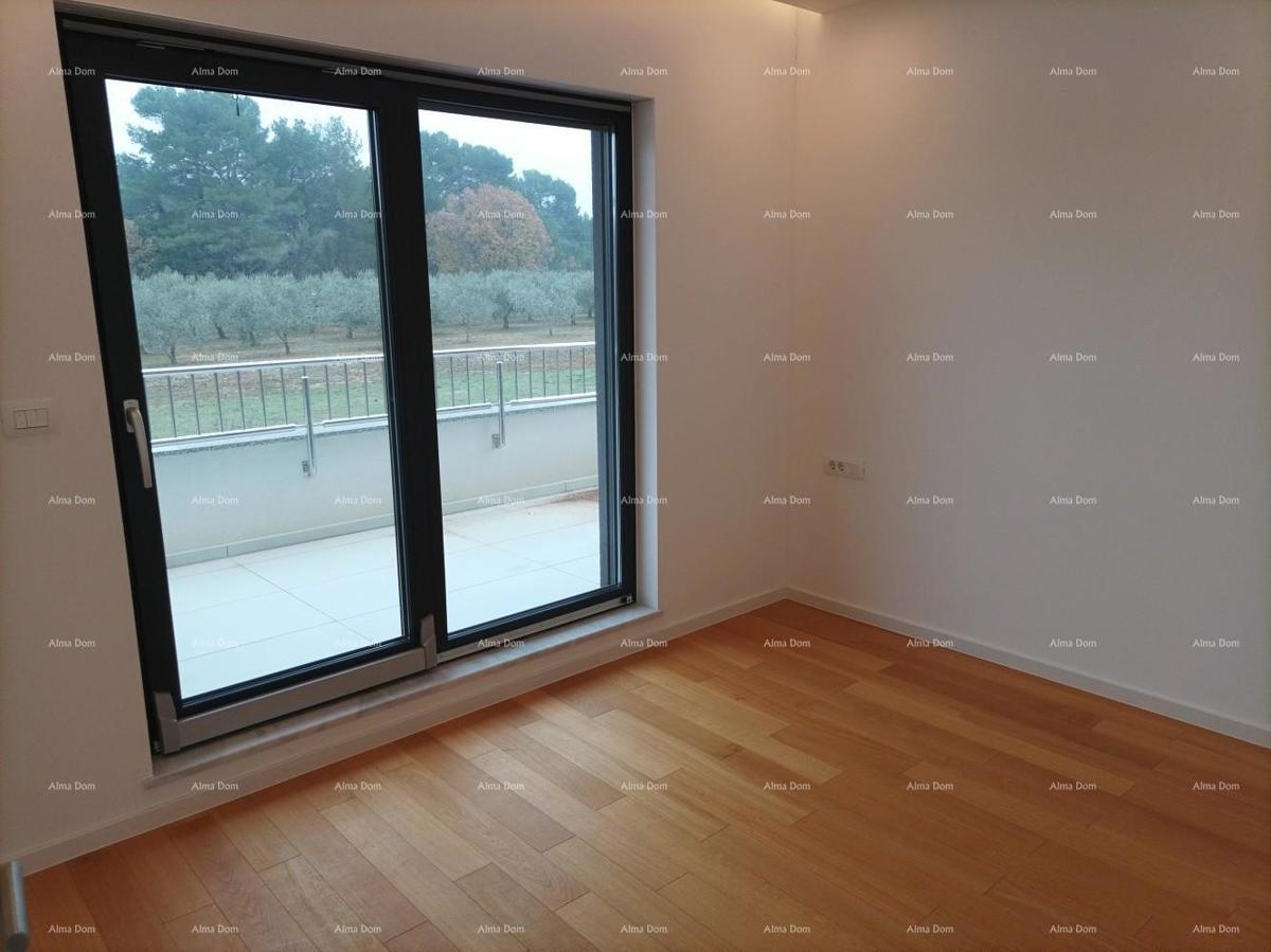 Moderna villa per le vacanze in un complesso chiuso con ville sulla costa del mare.