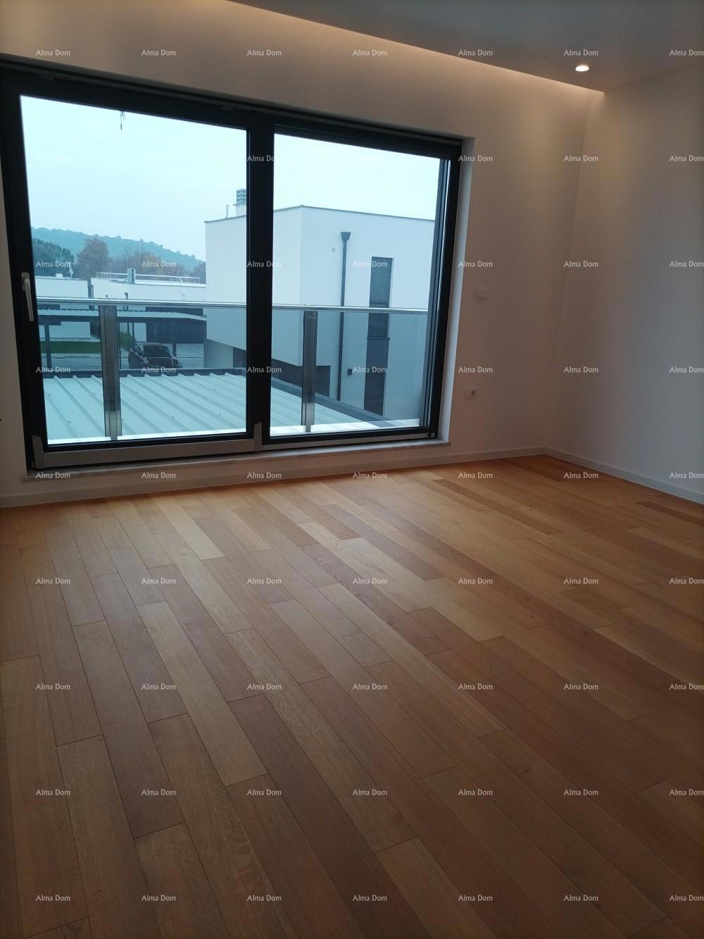 Moderna villa per le vacanze in un complesso chiuso con ville sulla costa del mare.