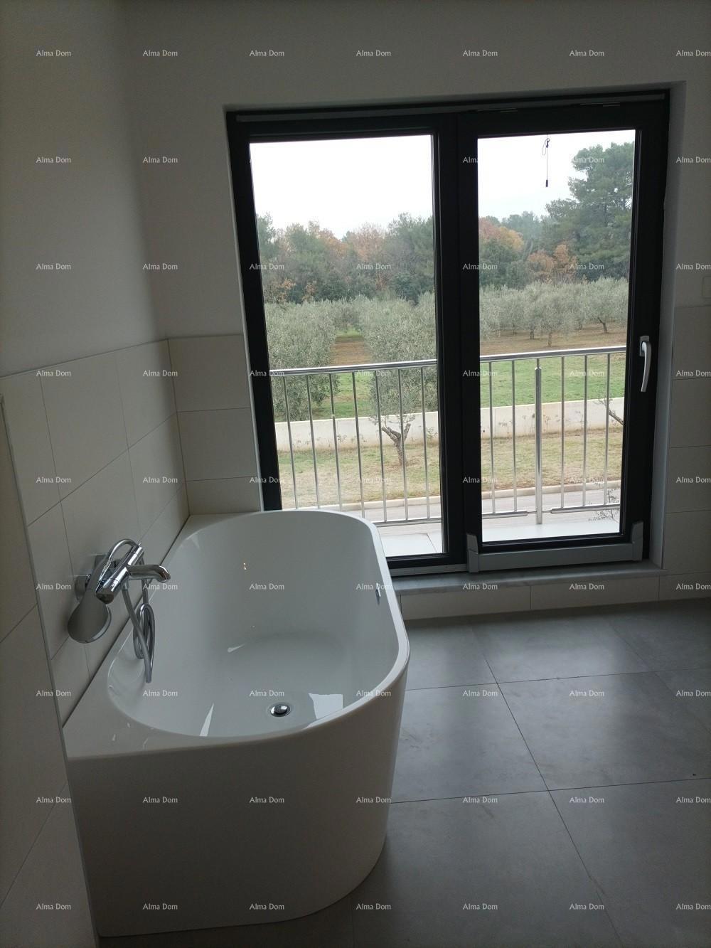 Moderna villa per le vacanze in un complesso chiuso con ville sulla costa del mare.