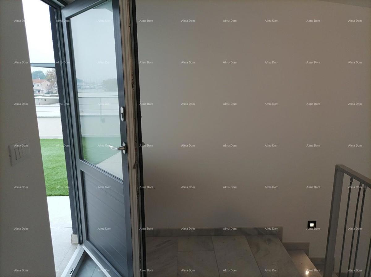 Moderna villa per le vacanze in un complesso chiuso con ville sulla costa del mare.