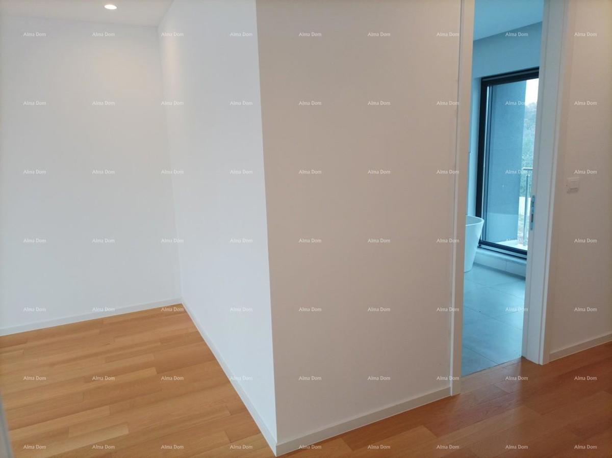 Moderna villa per le vacanze in un complesso chiuso con ville sulla costa del mare.