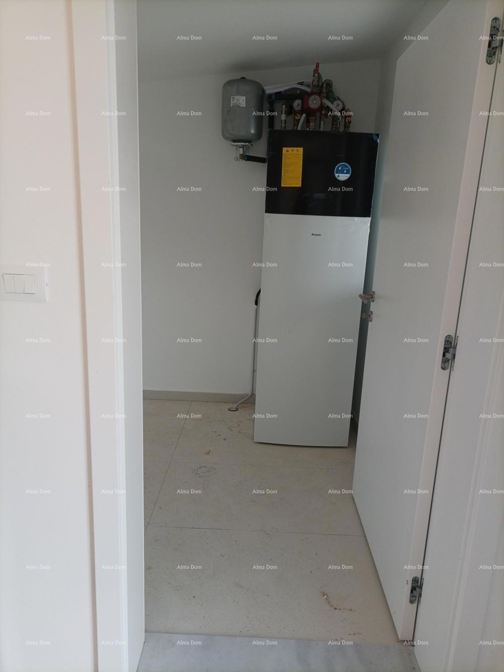 Moderna villa per le vacanze in un complesso chiuso con ville sulla costa del mare.