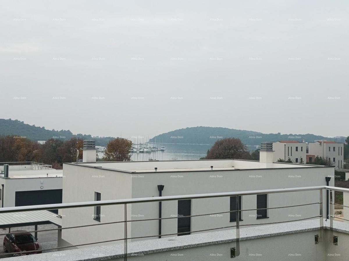 Moderna villa per le vacanze in un complesso chiuso con ville sulla costa del mare.