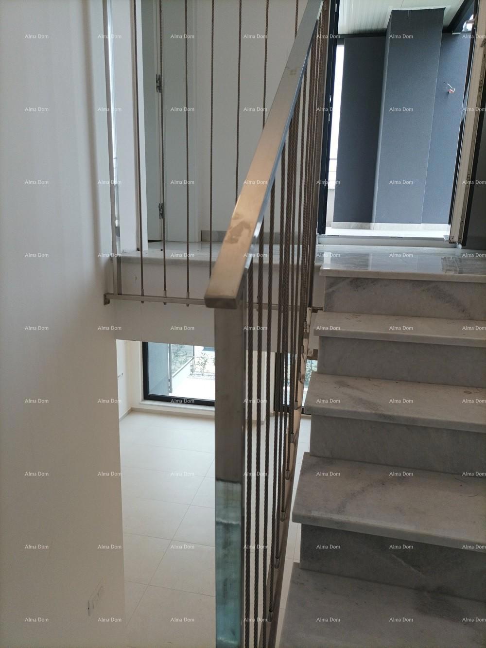 Moderna villa per le vacanze in un complesso chiuso con ville sulla costa del mare.