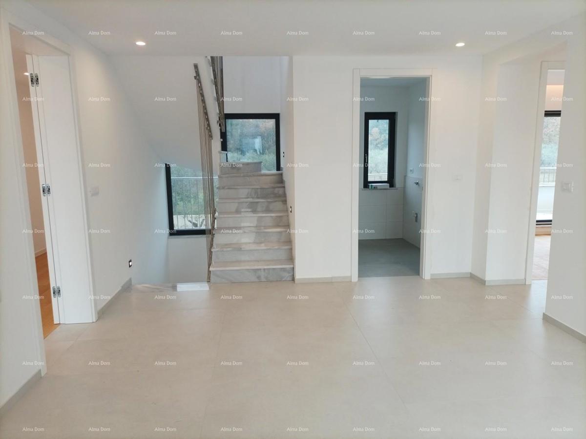 Moderna villa per le vacanze in un complesso chiuso con ville sulla costa del mare.