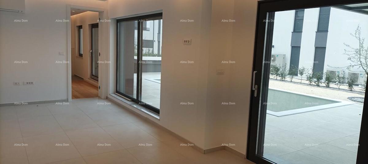 Moderna villa per le vacanze in un complesso chiuso con ville sulla costa del mare.