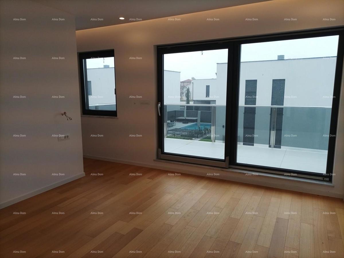 Moderna villa per le vacanze in un complesso chiuso con ville sulla costa del mare.