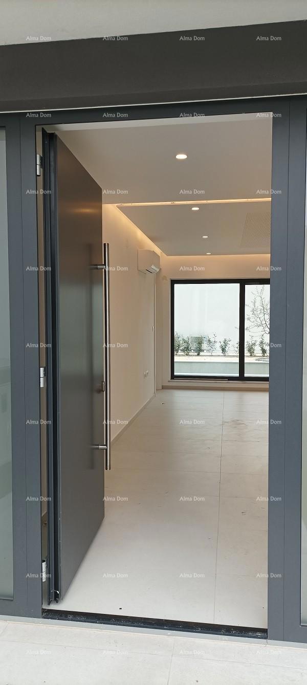 Moderna villa per le vacanze in un complesso chiuso con ville sulla costa del mare.