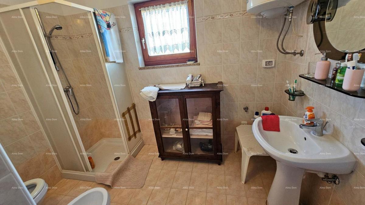 Vendita - autentica casa in pietra con 2 edifici accessori e ampio cortile, Brtonigla!