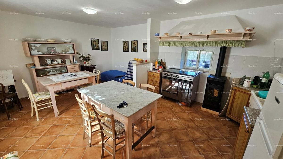 Vendita - autentica casa in pietra con 2 edifici accessori e ampio cortile, Brtonigla!