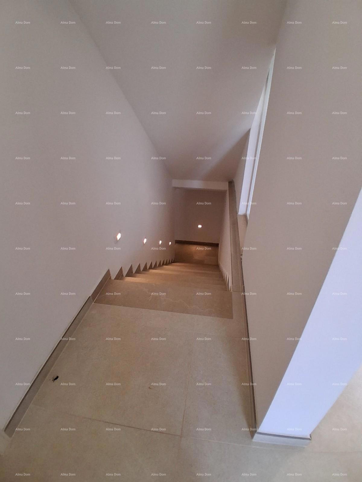 Vendita - villa di lusso con ampio giardino, piscina, stanza benessere e palestra, Poreč!