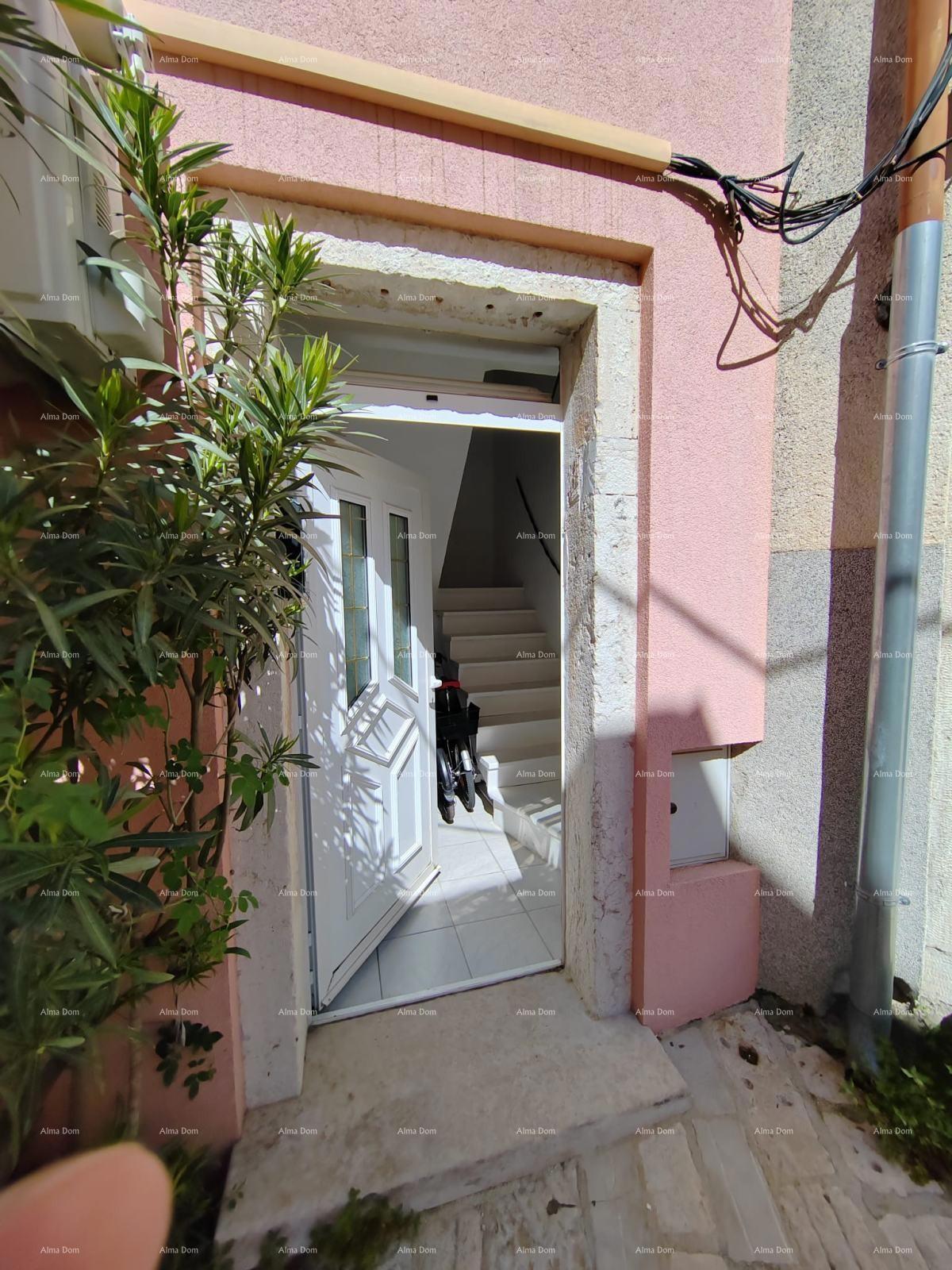 ROVINJ – Appartamento su due piani di 50 m² in centro, con 2 monolocali