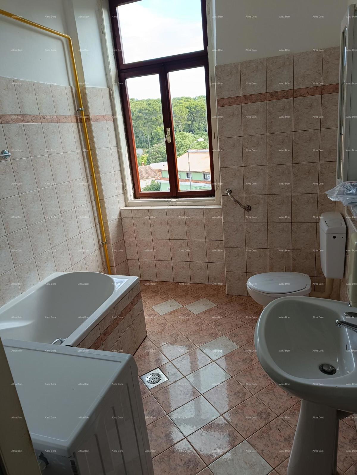 Pula. Casa con spazio commerciale e garage!