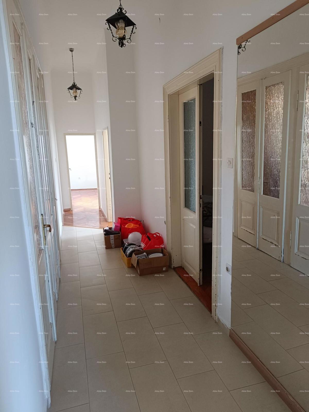 Pula. Casa con spazio commerciale e garage!