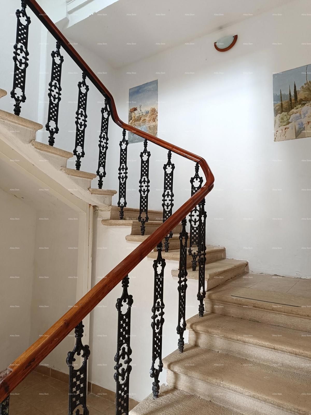 Pula. Casa con spazio commerciale e garage!