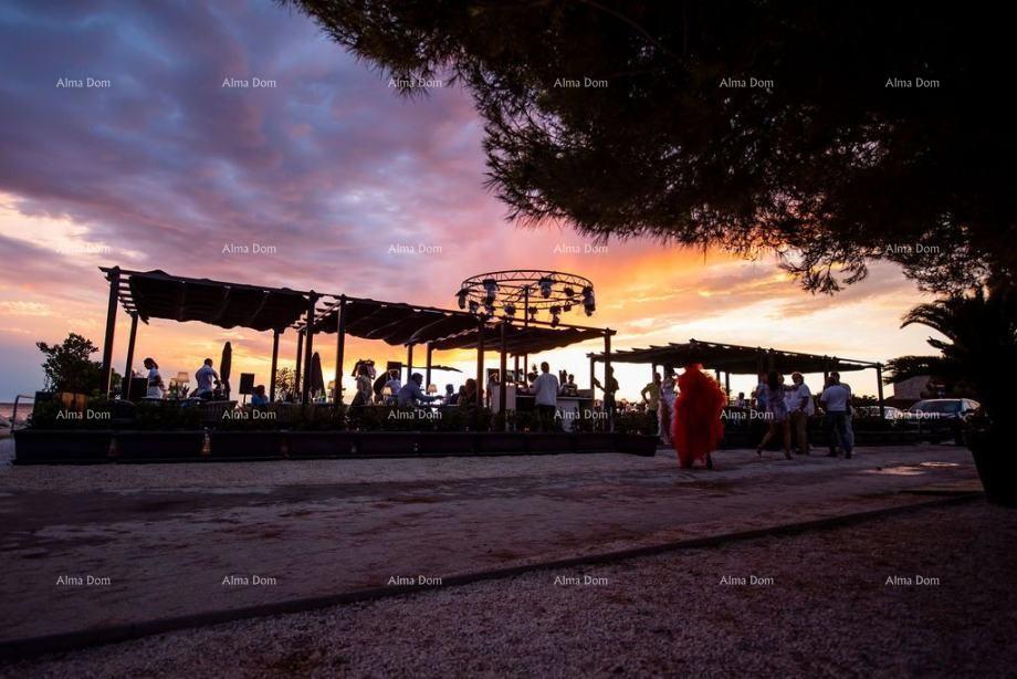 ROVINJ, Vendesi ristorante avviato sul mare (affitto locale)