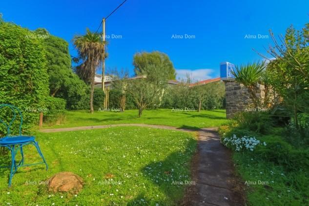 In vendita casa con terreno edificabile, a 200 m dalla spiaggia – Umago/Savudria