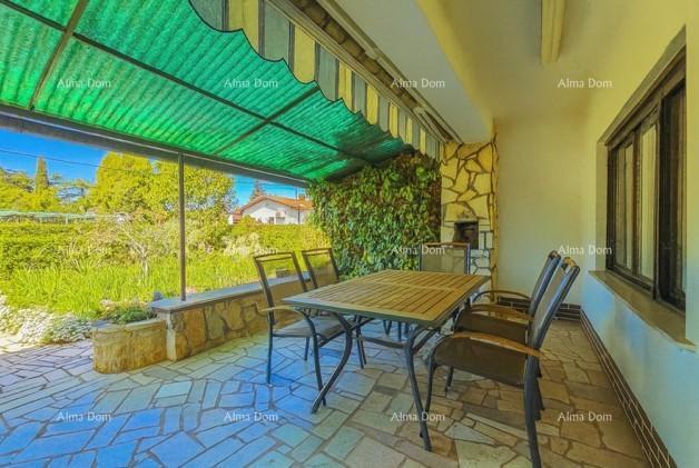 In vendita casa con terreno edificabile, a 200 m dalla spiaggia – Umago/Savudria