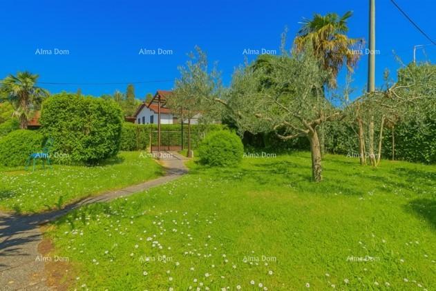 In vendita casa con terreno edificabile, a 200 m dalla spiaggia – Umago/Savudria