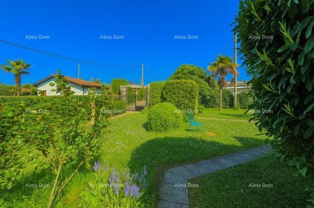 In vendita casa con terreno edificabile, a 200 m dalla spiaggia – Umago/Savudria