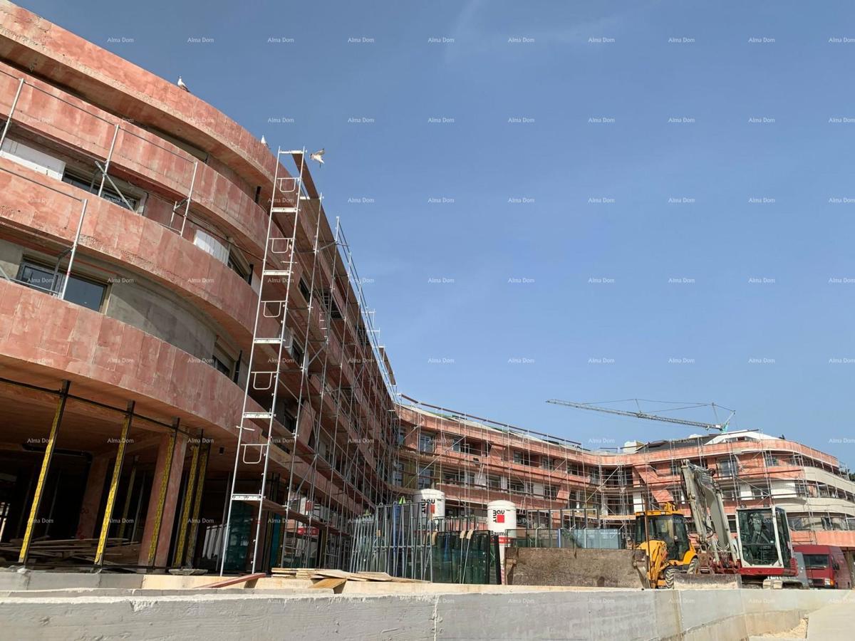 Parenzo, edificio residenziale e commerciale in costruzione con appartamenti e garage sotterranei