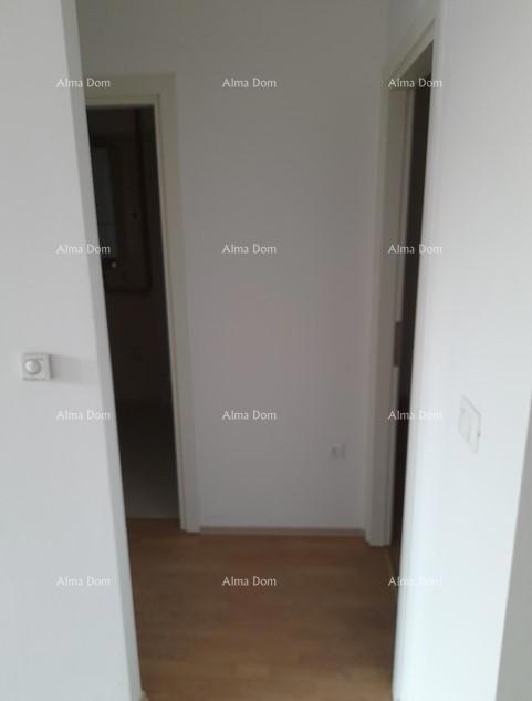 Posizione centrale! Vendita di un appartamento con posto auto in garage nelle immediate vicinanze del centro città, Pola!