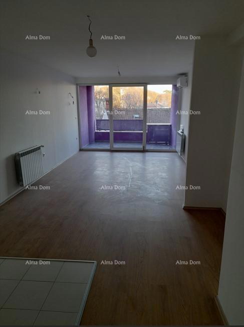 Posizione centrale! Vendita di un appartamento con posto auto in garage nelle immediate vicinanze del centro città, Pola!