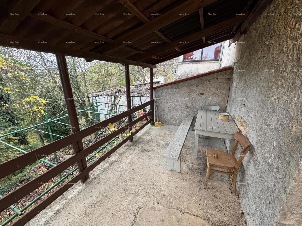 Vendita - casa in pietra istriana con terreno edificabile, in un paese più piccolo, vicino a Buzet!