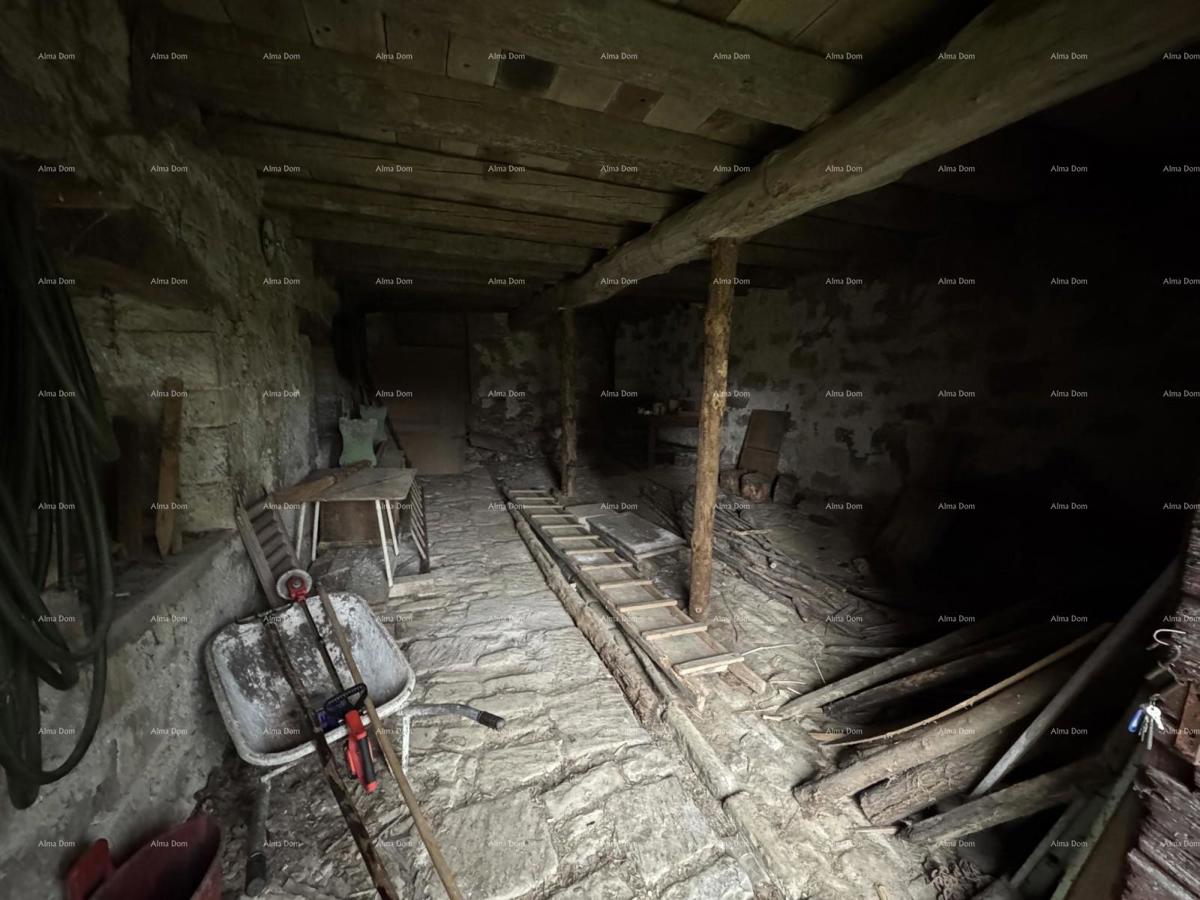 Vendita - casa in pietra istriana con terreno edificabile, in un paese più piccolo, vicino a Buzet!