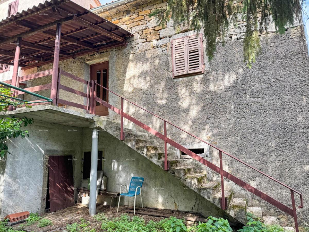 Vendita - casa in pietra istriana con terreno edificabile, in un paese più piccolo, vicino a Buzet!