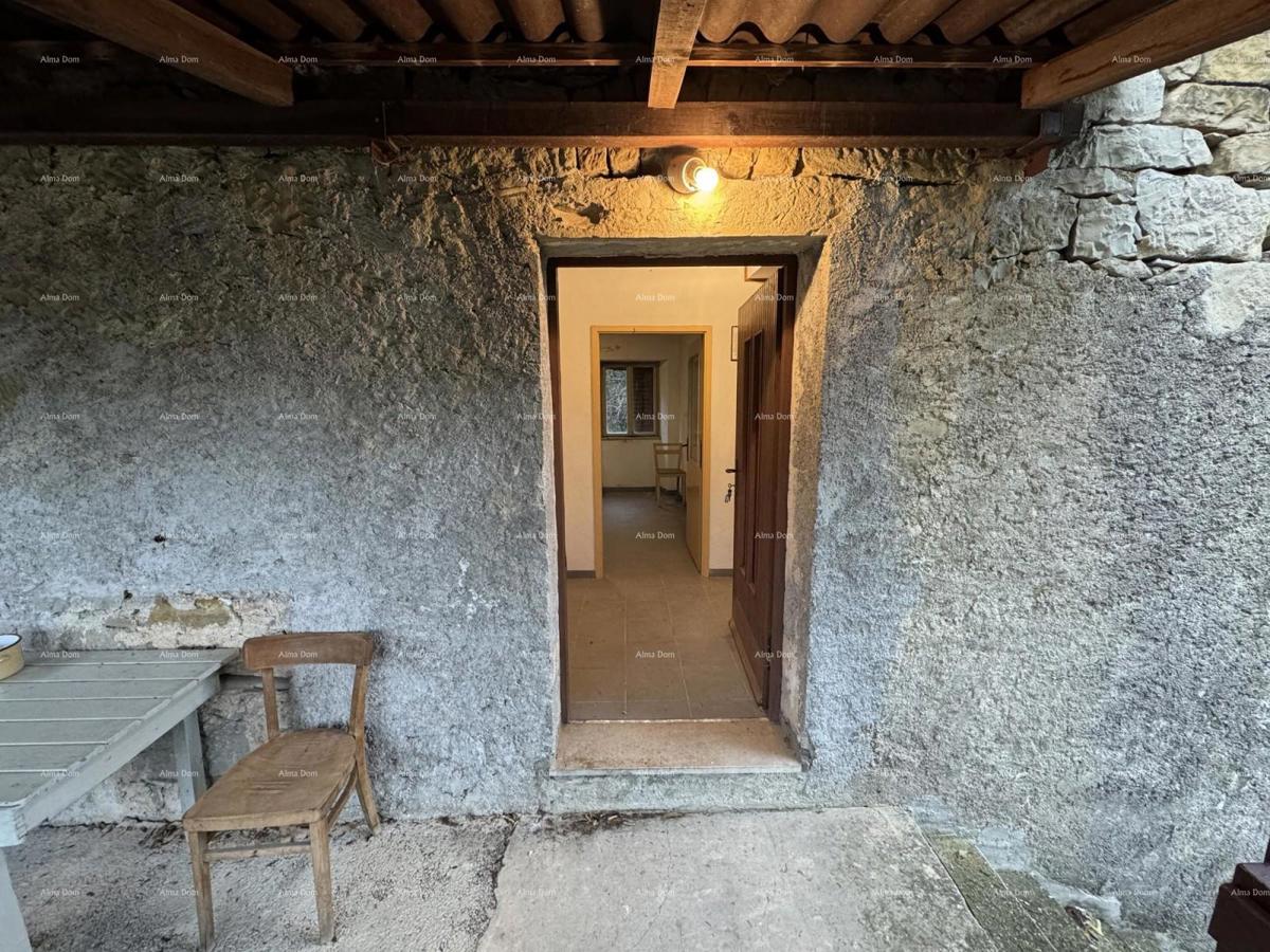 Vendita - casa in pietra istriana con terreno edificabile, in un paese più piccolo, vicino a Buzet!