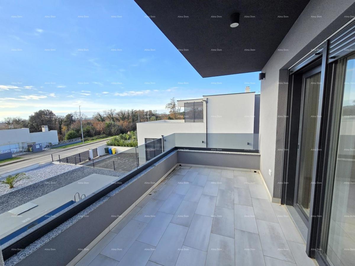 1 km daleko od centra Medulina. In vendita nuova casa con piscina in ottima posizione, vicino al mare!