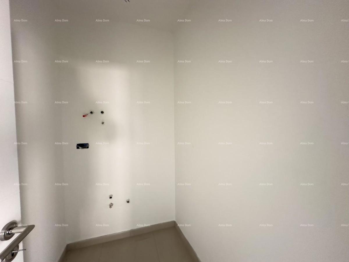 1 km daleko od centra Medulina. In vendita nuova casa con piscina in ottima posizione, vicino al mare!