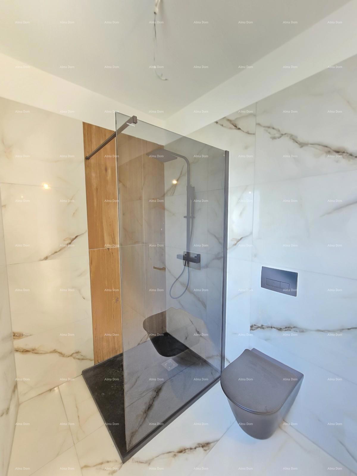 1 km daleko od centra Medulina. In vendita nuova casa con piscina in ottima posizione, vicino al mare!