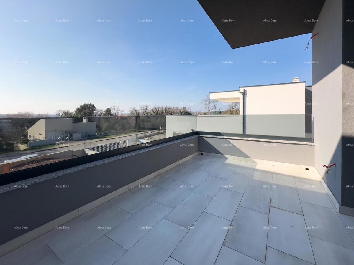 1 km daleko od centra Medulina. In vendita nuova casa con piscina in ottima posizione, vicino al mare!