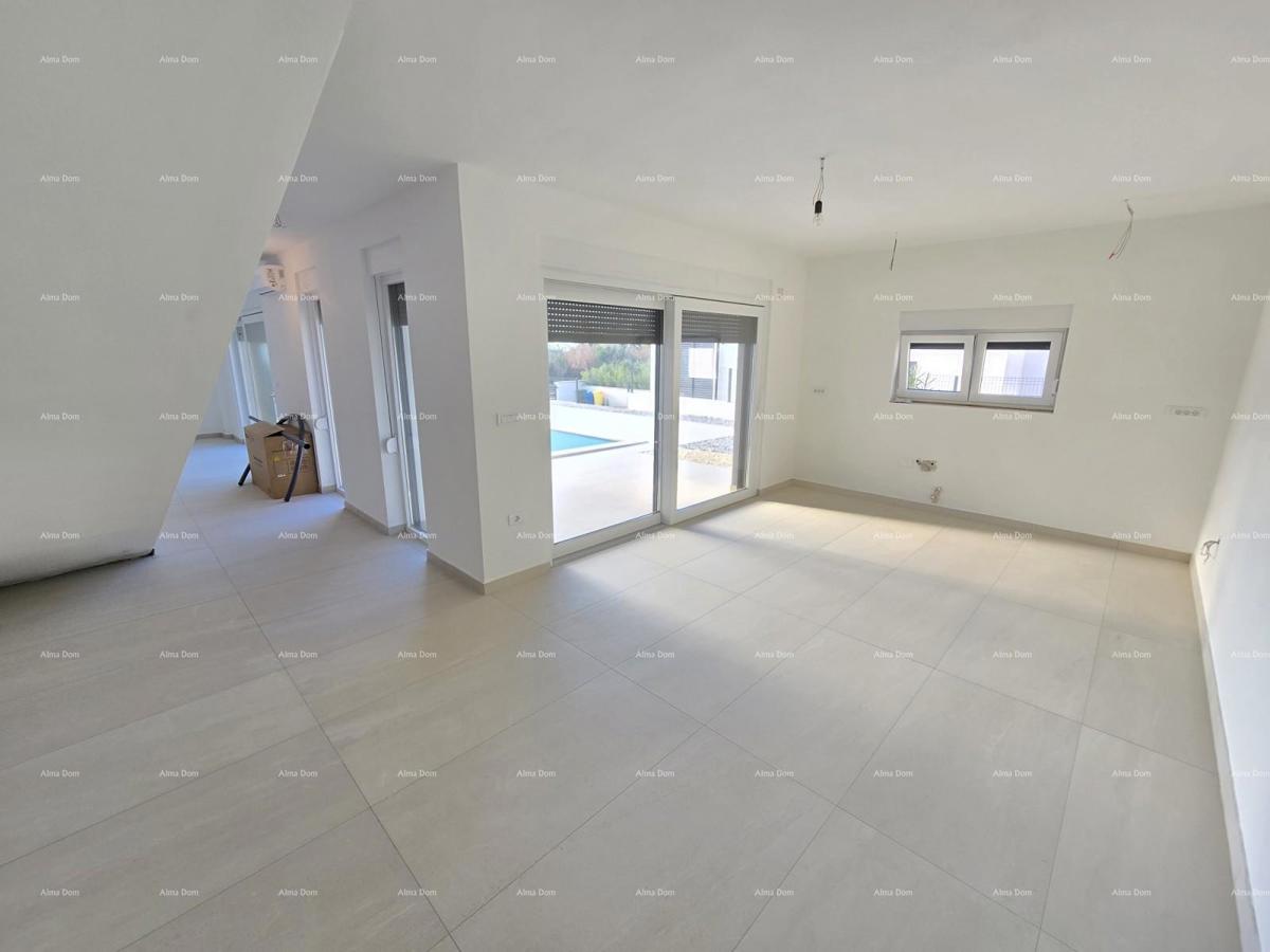 1 km daleko od centra Medulina. In vendita nuova casa con piscina in ottima posizione, vicino al mare!