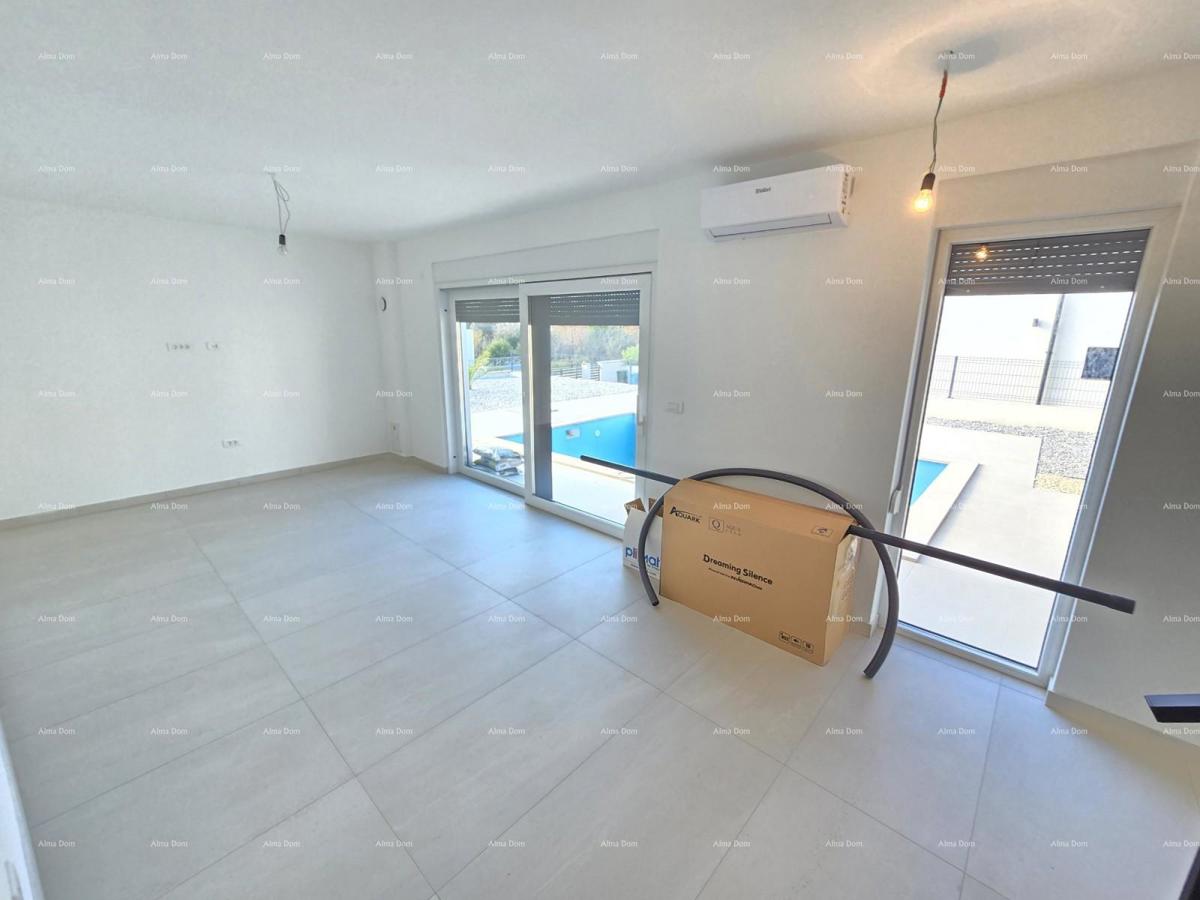 1 km daleko od centra Medulina. In vendita nuova casa con piscina in ottima posizione, vicino al mare!