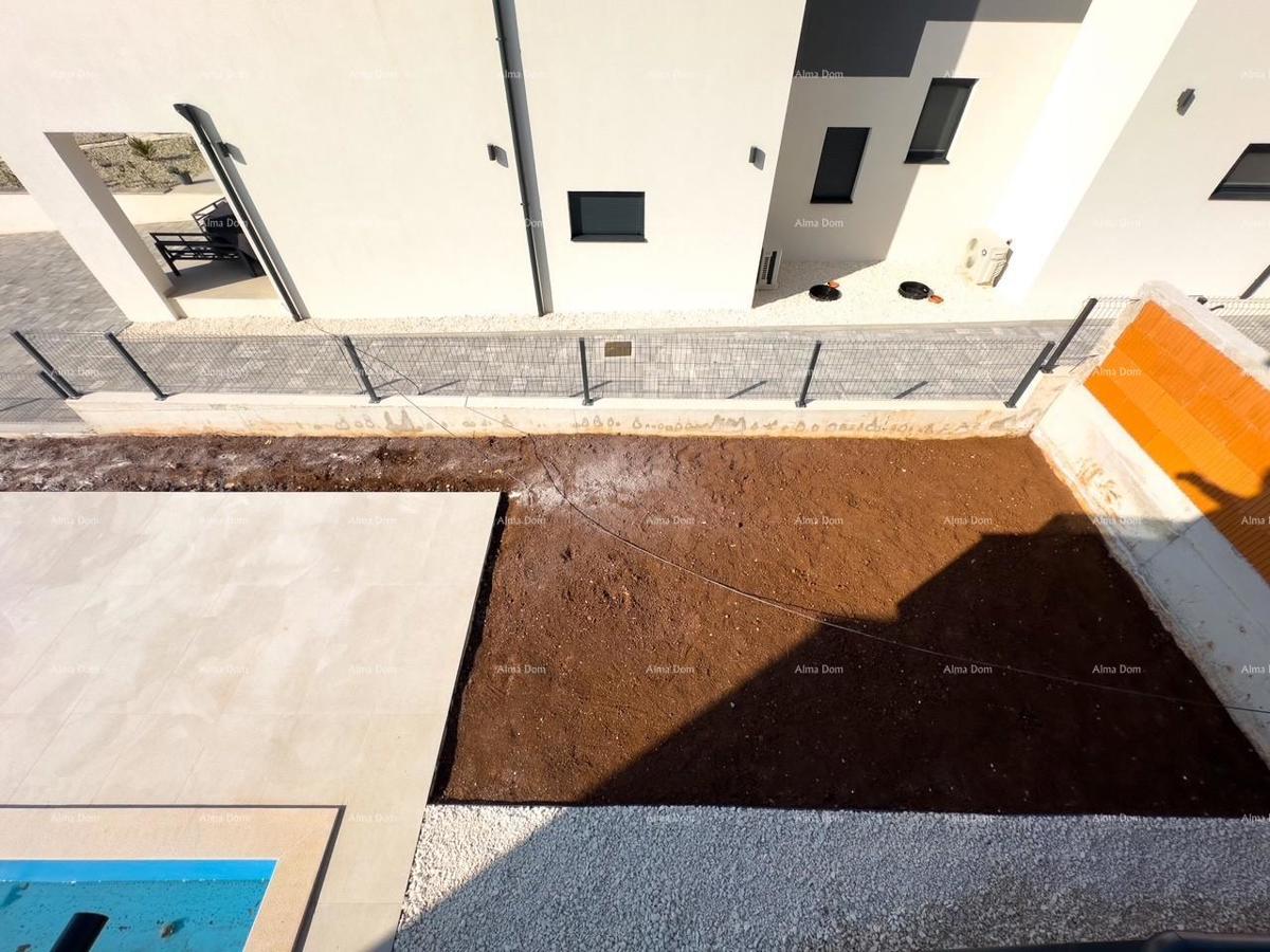 1 km daleko od centra Medulina. In vendita nuova casa con piscina in ottima posizione, vicino al mare!