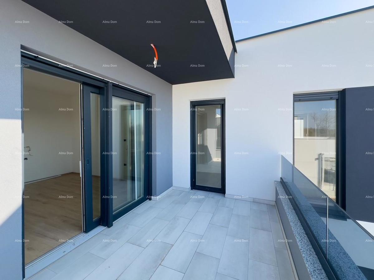 1 km daleko od centra Medulina. In vendita nuova casa con piscina in ottima posizione, vicino al mare!