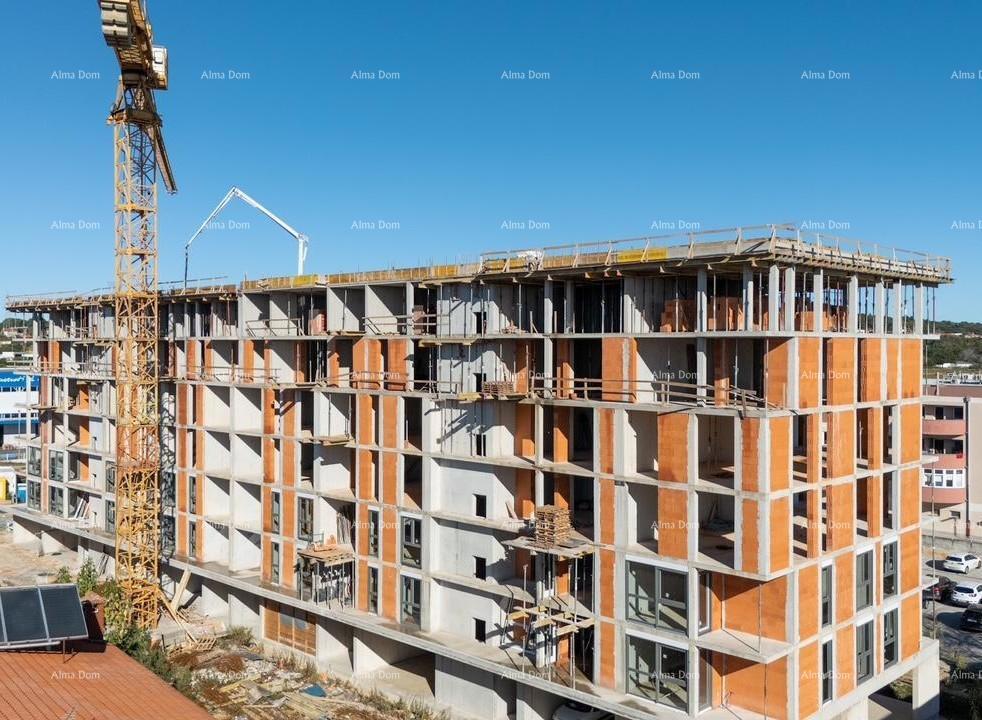 Pula! Edificio residenziale moderno con ascensore, vicino al centro. Appartamento con posto auto e ripostiglio.