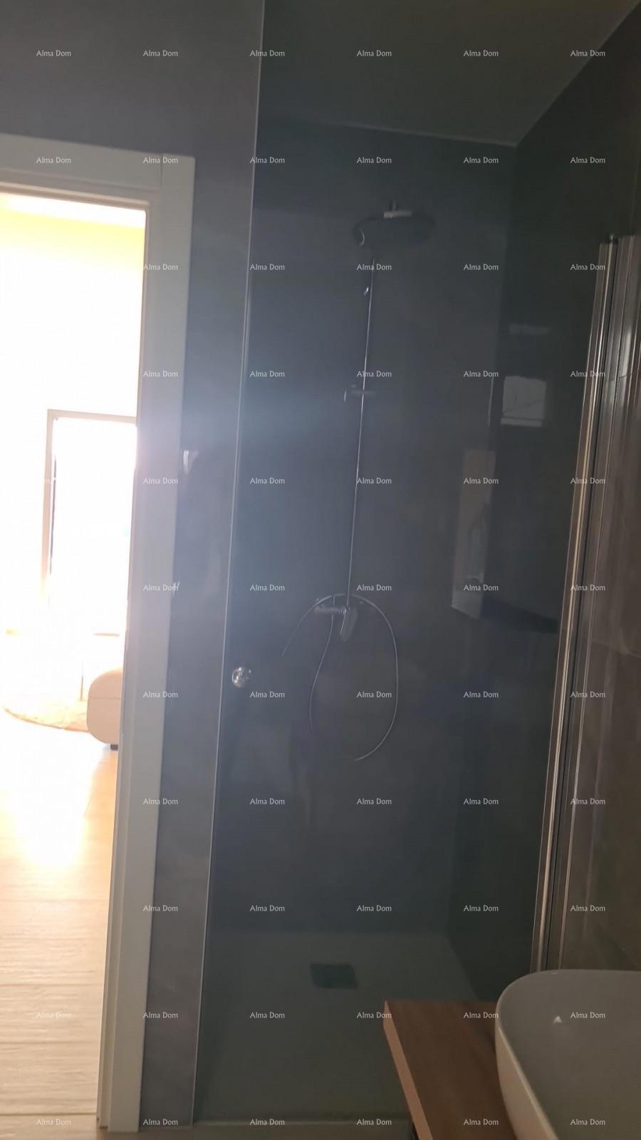 Appartamento moderno nel blocco F, con due posti auto e ripostiglio, vicino a Umago! F2