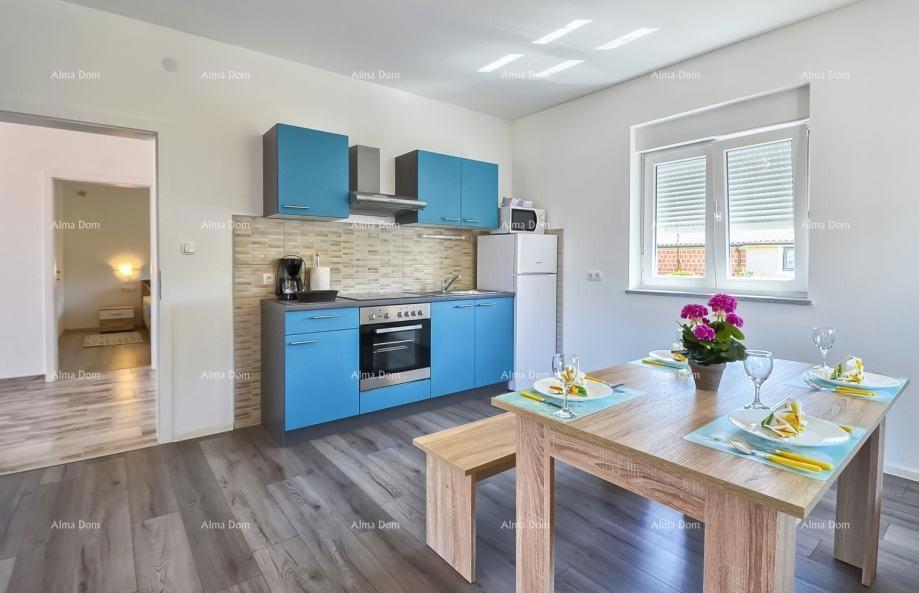 Vendita di un appartamento su due piani con grande giardino e garage, Ližnjan!